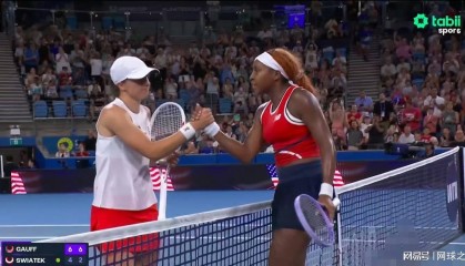 开云app-斯瓦泰克遭高芙横扫吞下四连败黑脸离场，教练费赛特再遭网友围攻