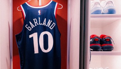 开云平台-主场首秀来了！快船社媒晒加兰10号球衣的特写照片