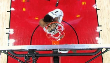 开云下载-遭火箭野兽空中锁喉！字母哥：有时候我也会这样