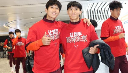 开云下载-U23国足回国身穿特制T恤，泰山队两将归队时间确定，克雷桑回来了