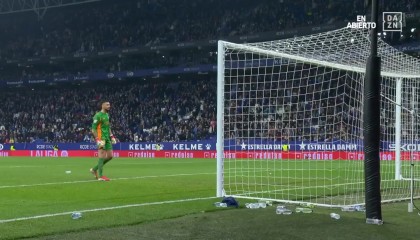 开云下载-阿斯：赫罗纳门将被西班牙人球迷扔下的水瓶击中，愤怒不已