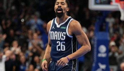 kaiyun-独行侠蹿升！丁威迪变东契奇绝配，湖人弃他后悔吗？