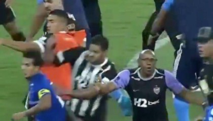 足坛罕见暴力群殴！终场前30秒爆发大乱斗，23人集体被驱逐