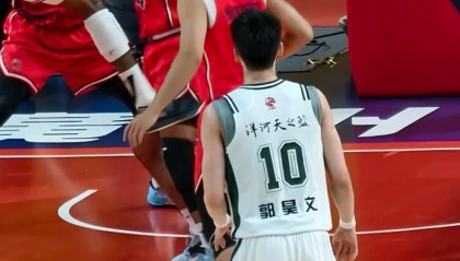 开云下载-郭昊文是真带不动同曦！连突带投轰30分，全场扛着前进，队友太菜