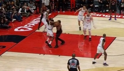 开云官网-稳准狠！哈登篮下防守好帽切球并打到对方身上拿回球权