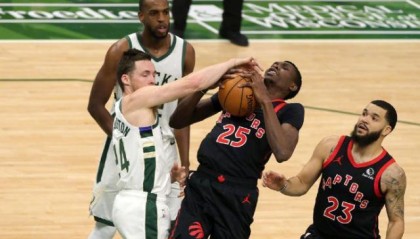 开云下载-4连败！霍勒迪缺席雄鹿哑火 字母哥变身空砍群群主