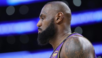 开云平台-湖人夏天操作让詹姆斯不满 季末拒绝再做无效降薪